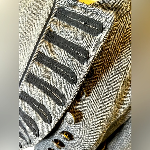 Fitted jacket sergeant pepper style tweed vibes with gorgeous button detail - Picture 3 of 17